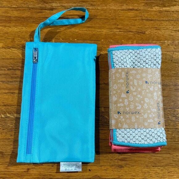 Norwex Counter Cloth Napkins Set of 4 and Wristlet NWT - Picture 13 of 15